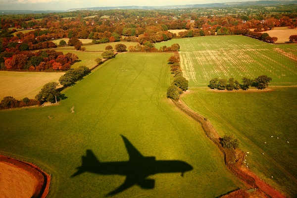 Flugzeugschatten über einer Landschaft